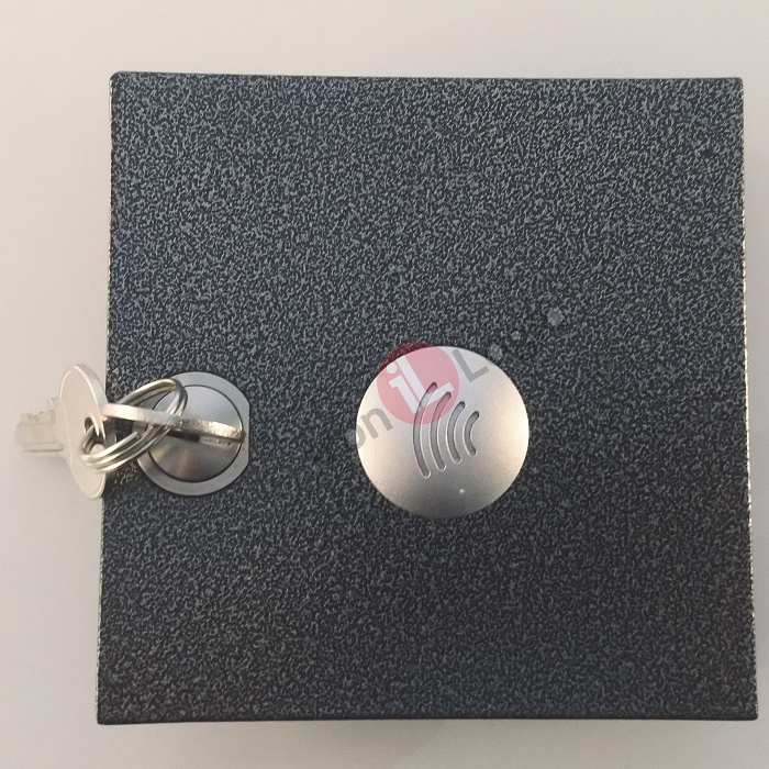 Čtečka KARAT antika stříbrná Wiegand 26 iButton(1-wire) zapuštěná chráněná 13,56 MHz MIFARE RFID kontrola vstupu  IRON LOGIC-TESLA zámek